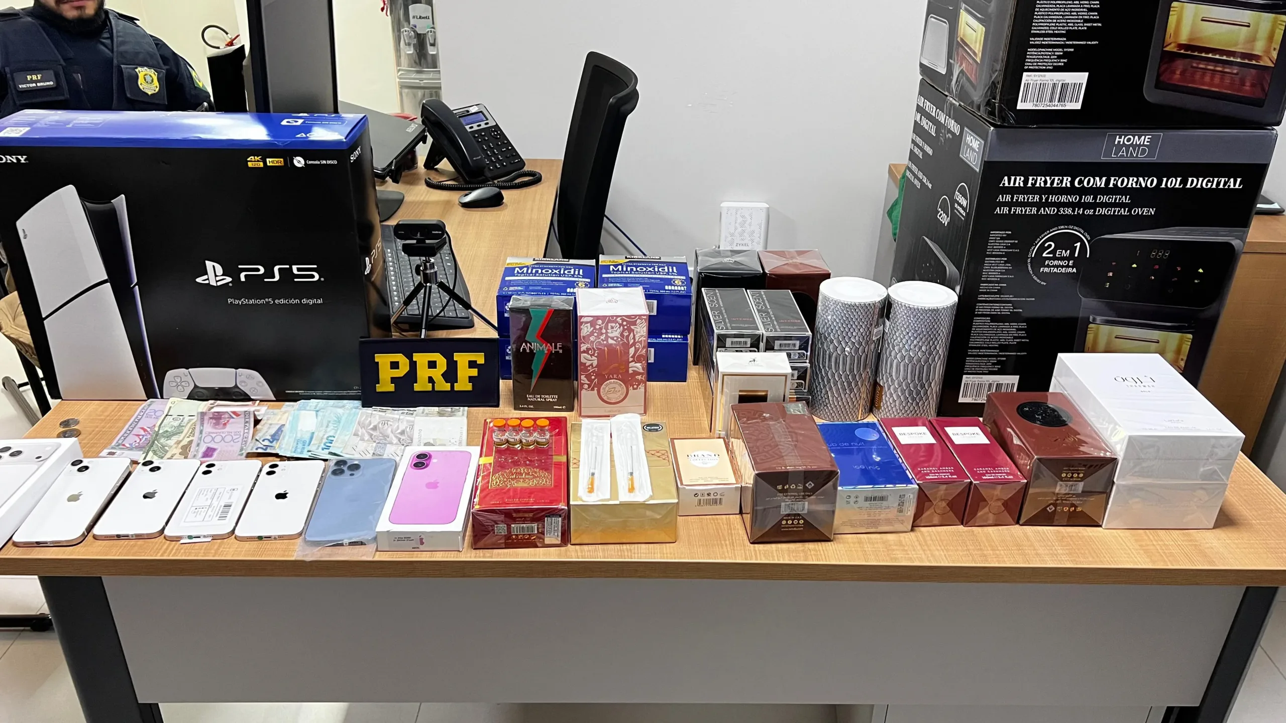 PRF apreende carga de eletrônicos e medicamentos importados ilegalmente na BR-316, em Picos
