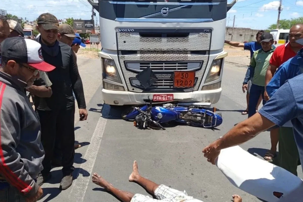 Jovem fica ferido após colisão entre motocicleta e carreta na BR-407