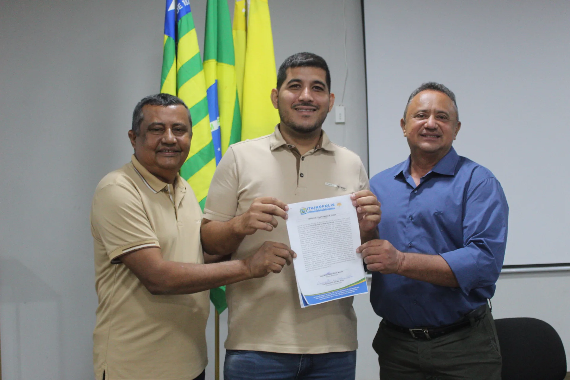 Prefeitura de Itainópolis empossa aprovados em concurso público e reforça quadro da Educação