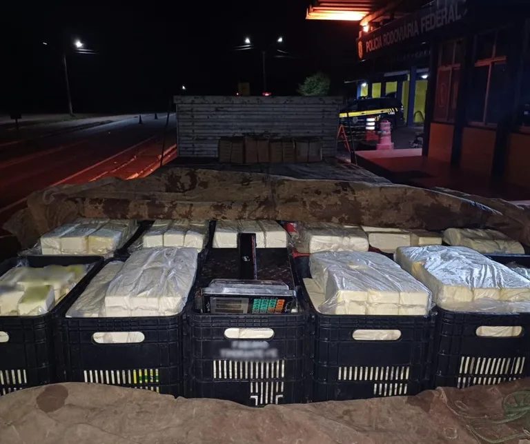 PRF apreende 3,5 toneladas de queijo transportadas de forma irregular na BR-316 em Picos