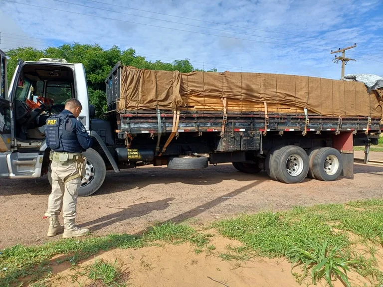 PRF apreende 26,20m³ de madeira irregular durante fiscalização em Ipiranga do PI