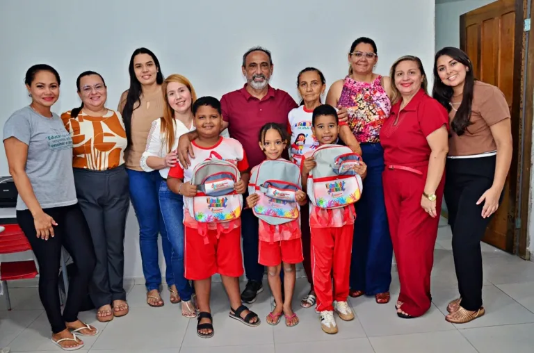 Prefeitura de Santo Antônio de Lisboa realiza entrega de mochilas e estojos para alunos da Rede Municipal de Educação
