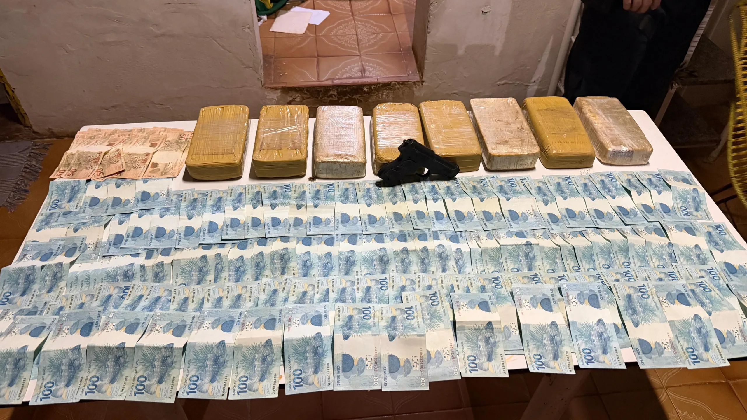 Polícia realiza operação e apreende 10 kg de drogas e grande quantia em dinheiro em Picos