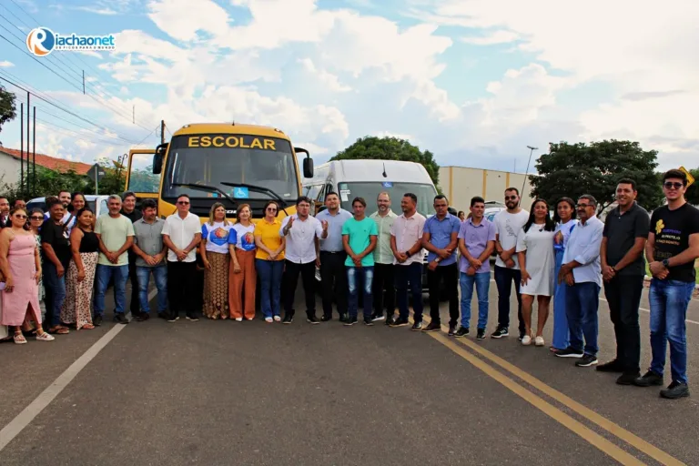 Prefeito Elvis Ramos entrega ônibus escolar e van adaptada para reforçar Educação e Assistência Social em Ipiranga do Piauí