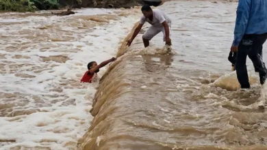 Mesmo com o nível elevado da água, o homem tentou passar pelo local