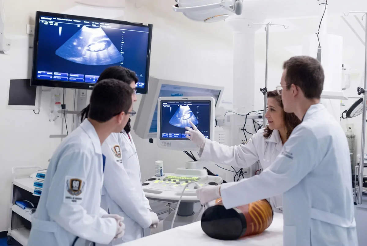 Por que o custo da Medicina continua sendo um dos principais filtros de acesso no Brasil