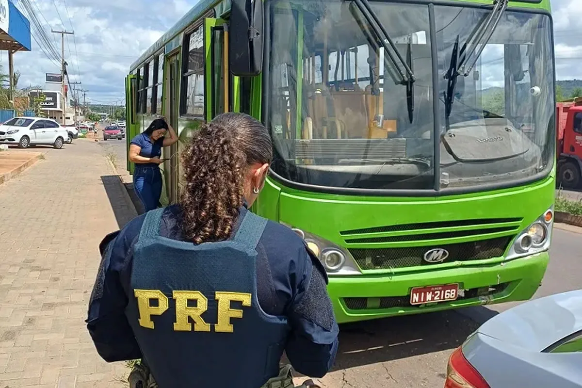 PRF autua mais um ônibus do transporte coletivo de Picos por irregularidades e situação gera críticas de usuários