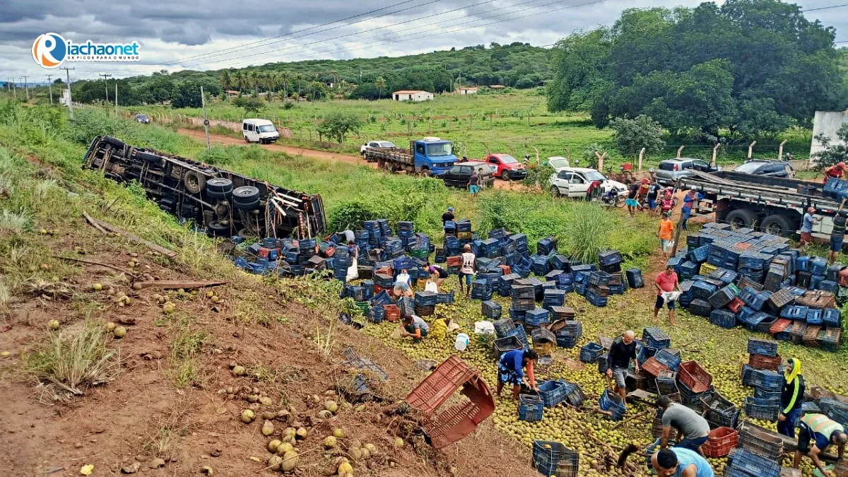 Carreta carregada de laranja tomba na BR-407 em Geminiano e deixa motorista ferido