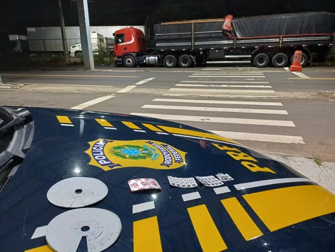 PRF apreende carga de madeira irregular e comprimidos durante fiscalização em Ipiranga do Piauí