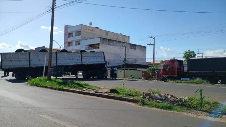 Carreta quebra e interdita trecho da BR-316 no bairro Junco, em Picos