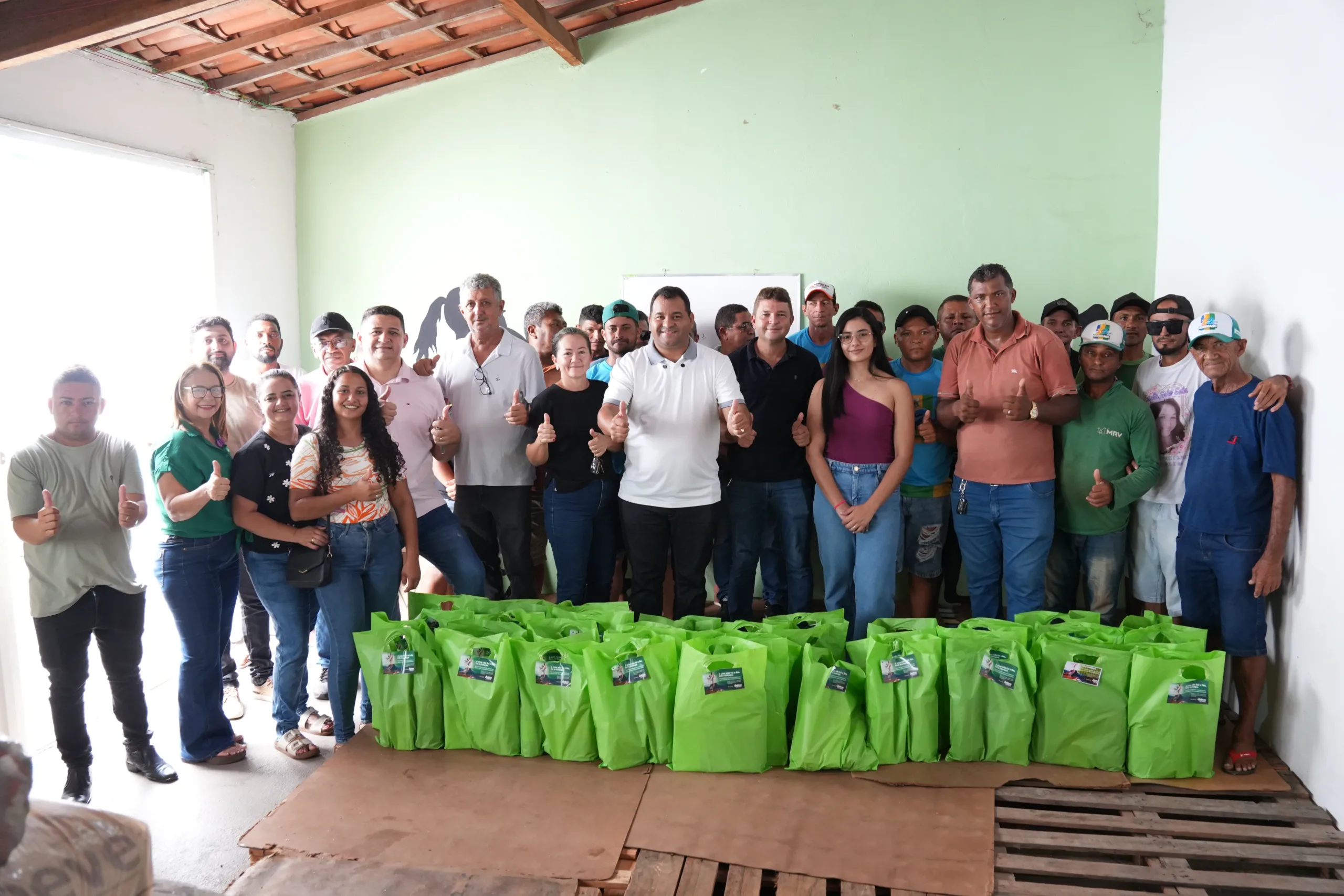 Prefeitura de Geminiano realiza entrega de kits de Páscoa e reforça valorização do funcionalismo público