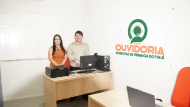 A ouvidora Lorena Leal e o Prefeito Elvis RAmos