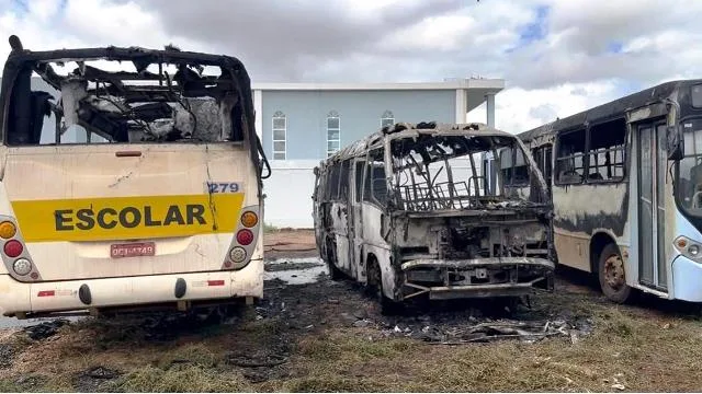 Polícia Civil investiga incêndio que atingiu ônibus escolares em Picos