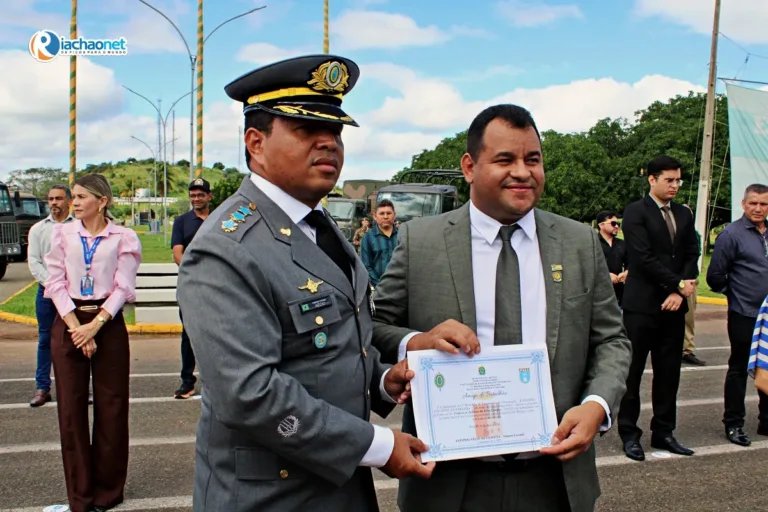 Prefeito de Geminiano, Jaillson Campos, recebe título “Amigo do Batalhão” durante solenidade no 3º BEC em Picos