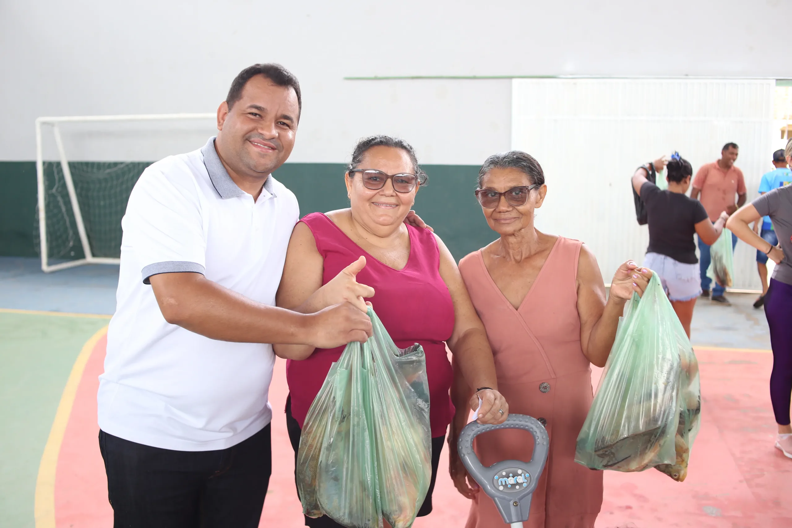 Prefeito Jaillson Campos faz entrega de mais de 5  toneladas de peixes na Semana Santa