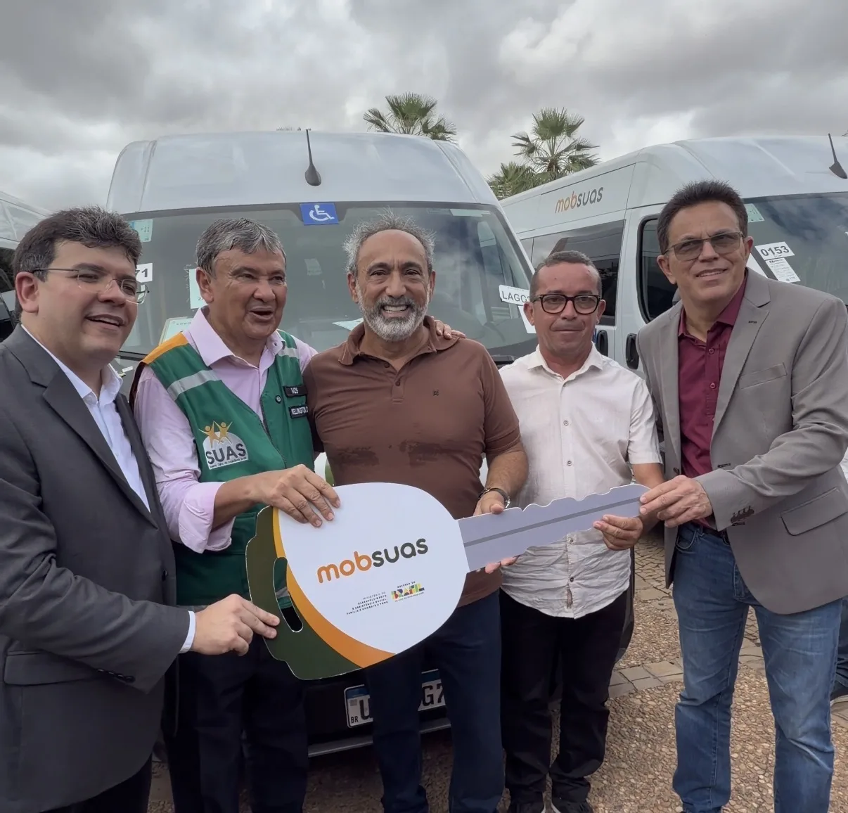 Prefeito Erivaldo Lopes recebe van do MobSUAS e fortalece assistência social em Santo  Antônio de Lisboa