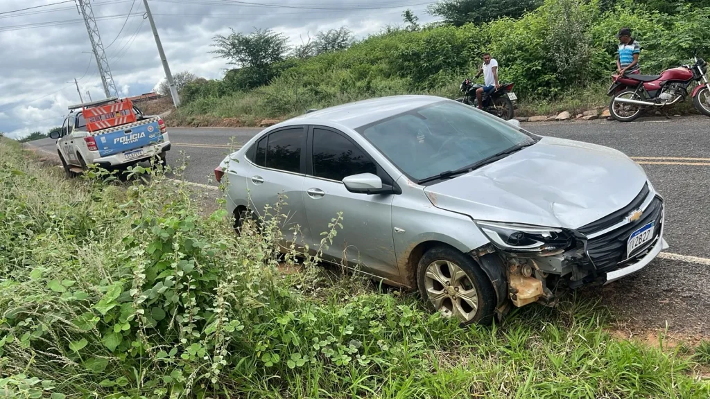 Acidente entre carro e motocicleta deixa feridos graves na PI-456, em Curral Novo do Piauí