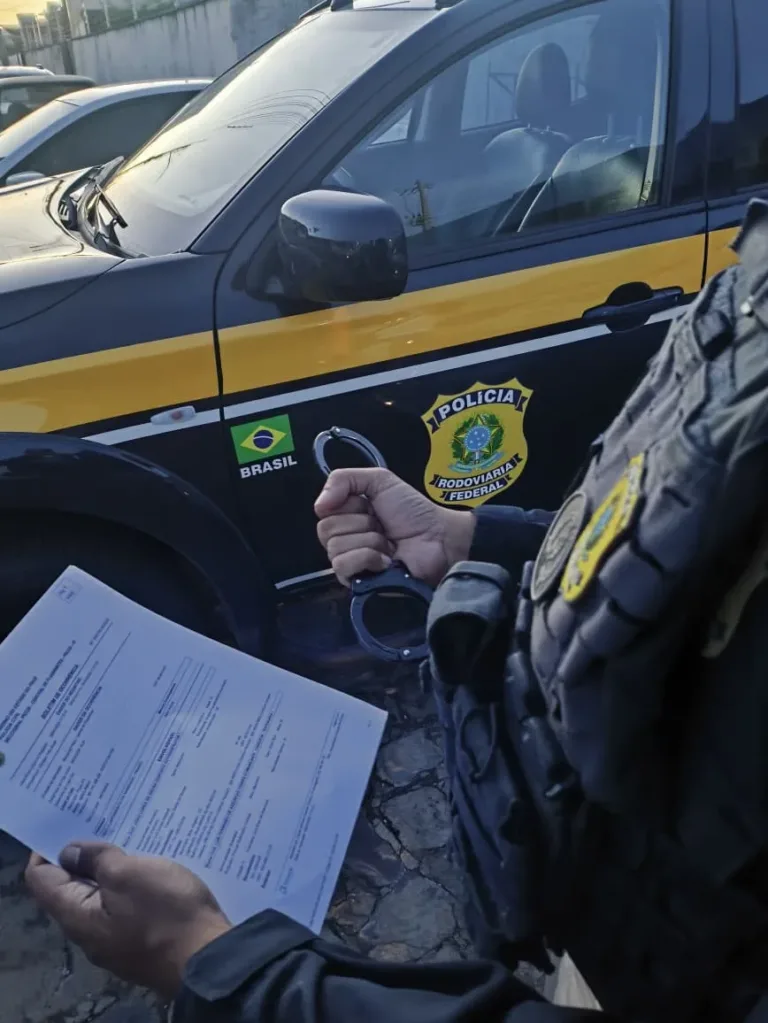 PRF captura foragido da Justiça durante fiscalização na BR-316 em Picos