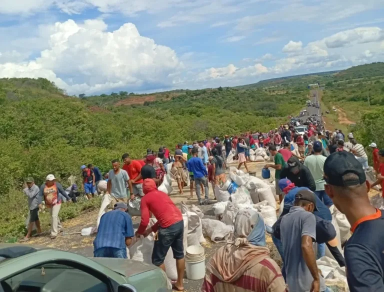 Carreta com carga de milho tomba parcialmente na PI-245 entre Vera Mendes e Itainópolis