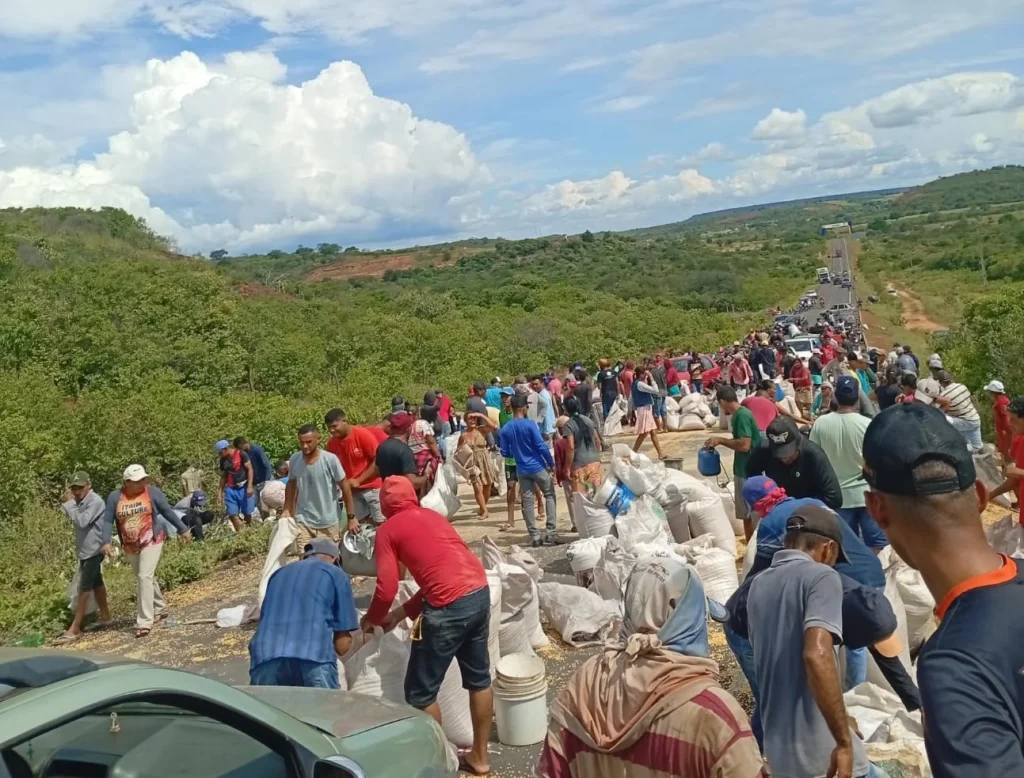 Carreta com carga de milho tomba parcialmente na PI-245 entre Vera Mendes e Itainópolis