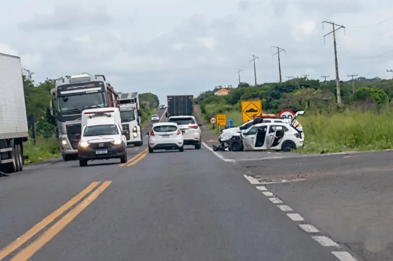 Acidente entre carreta e carro deixa feridos leves em cruzamento da BR-316 com BR-020