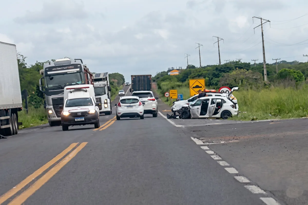 Acidente entre carreta e carro deixa feridos leves em cruzamento da BR-316 com BR-020
