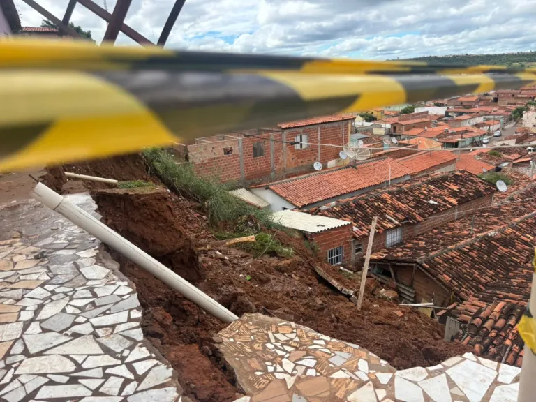 Deslizamento atinge casas no bairro Paroquial e deixa famílias desalojadas em Picos