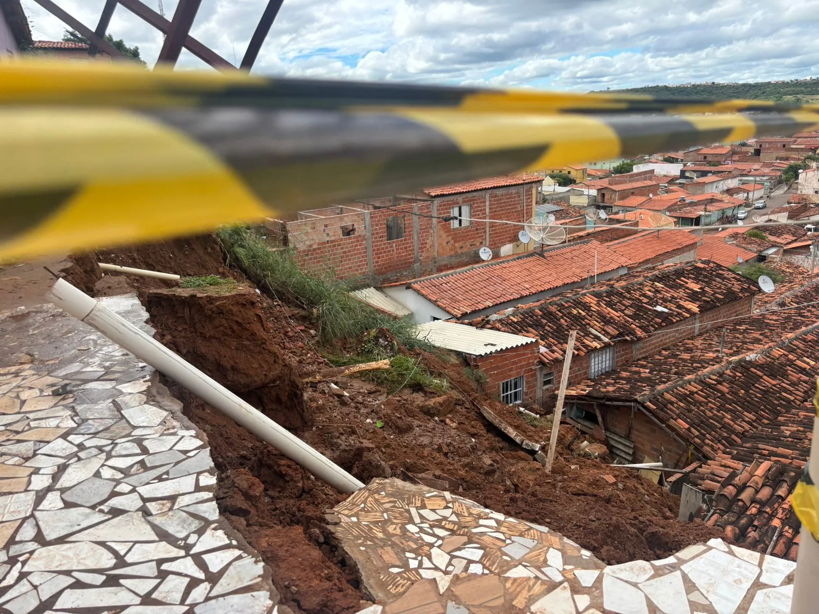Deslizamento atinge casas no bairro Paroquial e deixa famílias desalojadas em Picos