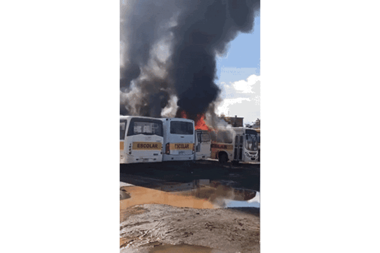 Incêndio atinge ônibus escolares em Picos e destrói veículos estacionados