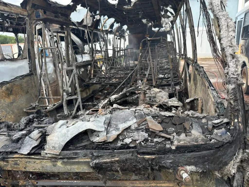 Ônibus ficaram destruídos/Fotos: Folha Atual