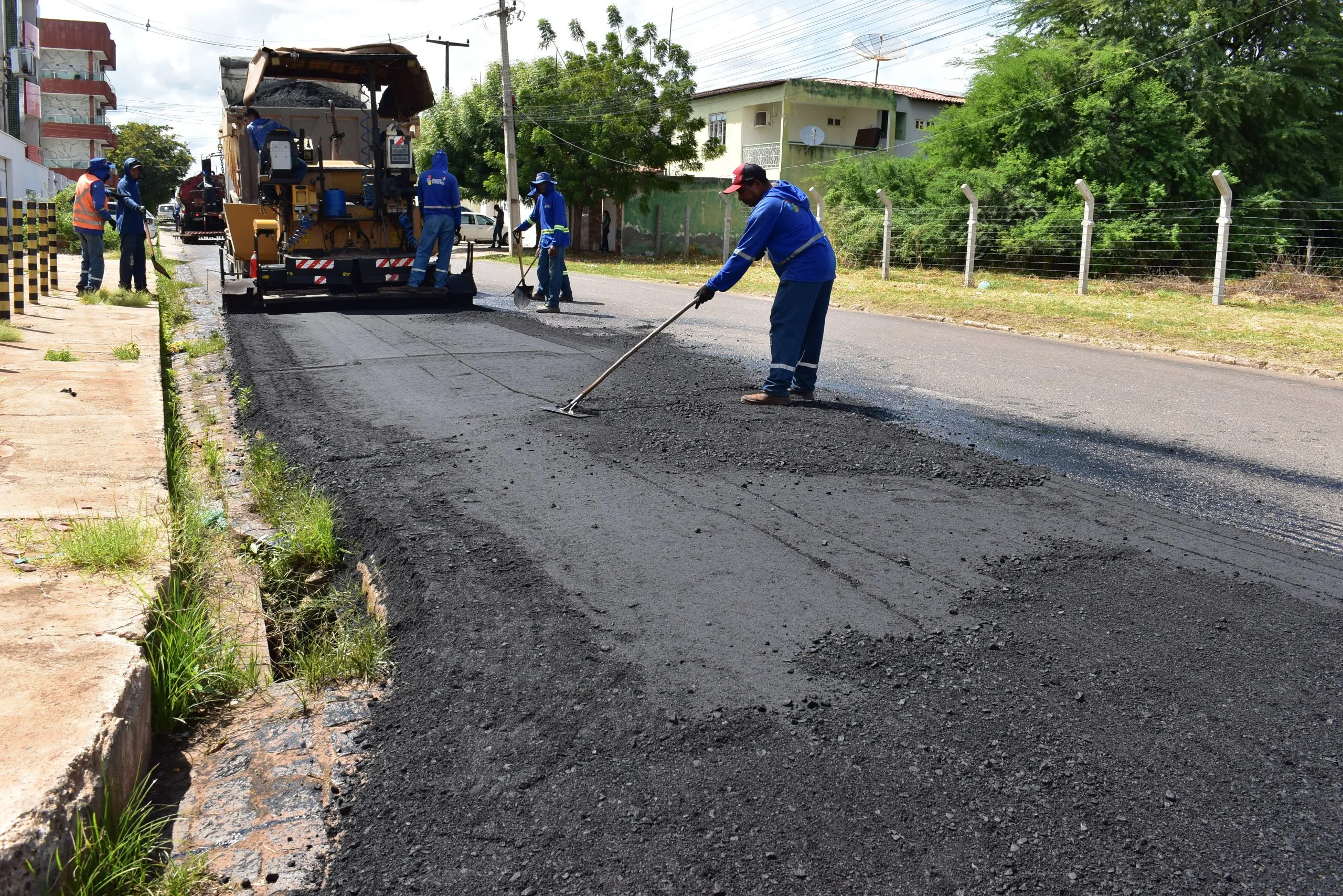 Prefeitura de Picos inicia operações de asfaltamento e tapa-buracos