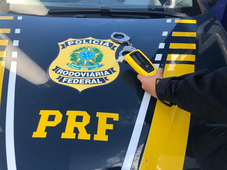 PRF prende caminhoneiro na BR-316, em Picos, após sinais evidentes de embriaguez