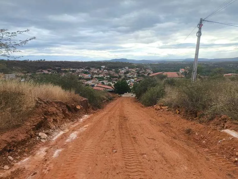 Prefeitura de Picos realiza recuperação de acesso entre os bairros Cidade de Deus e Boa Vista