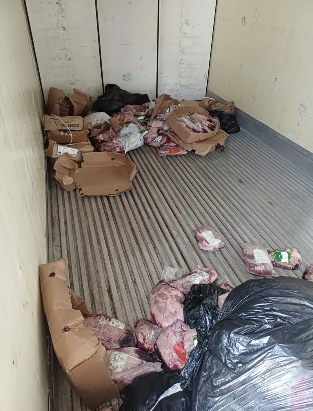 Adapi e PRF apreendem carga de carne vencida e sem refrigeração na BR-316 em Picos