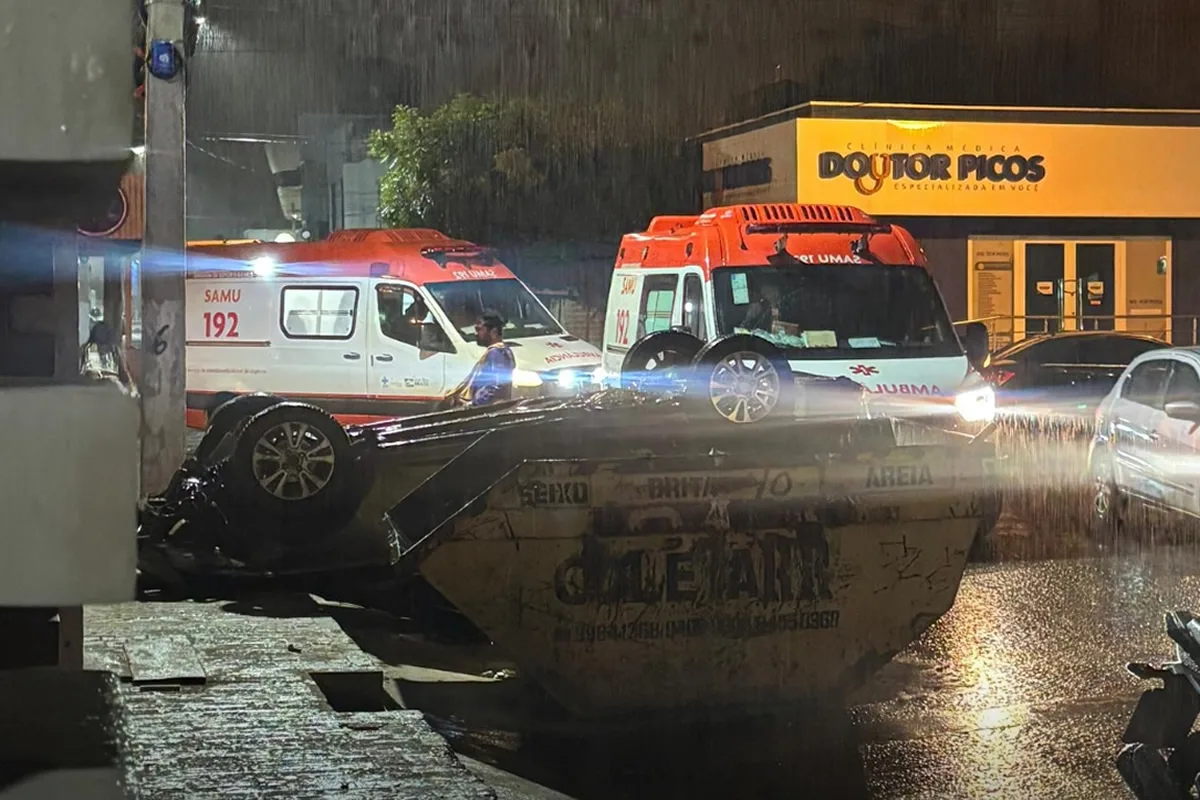Carro capota em frente a hospital durante a madrugada em Picos