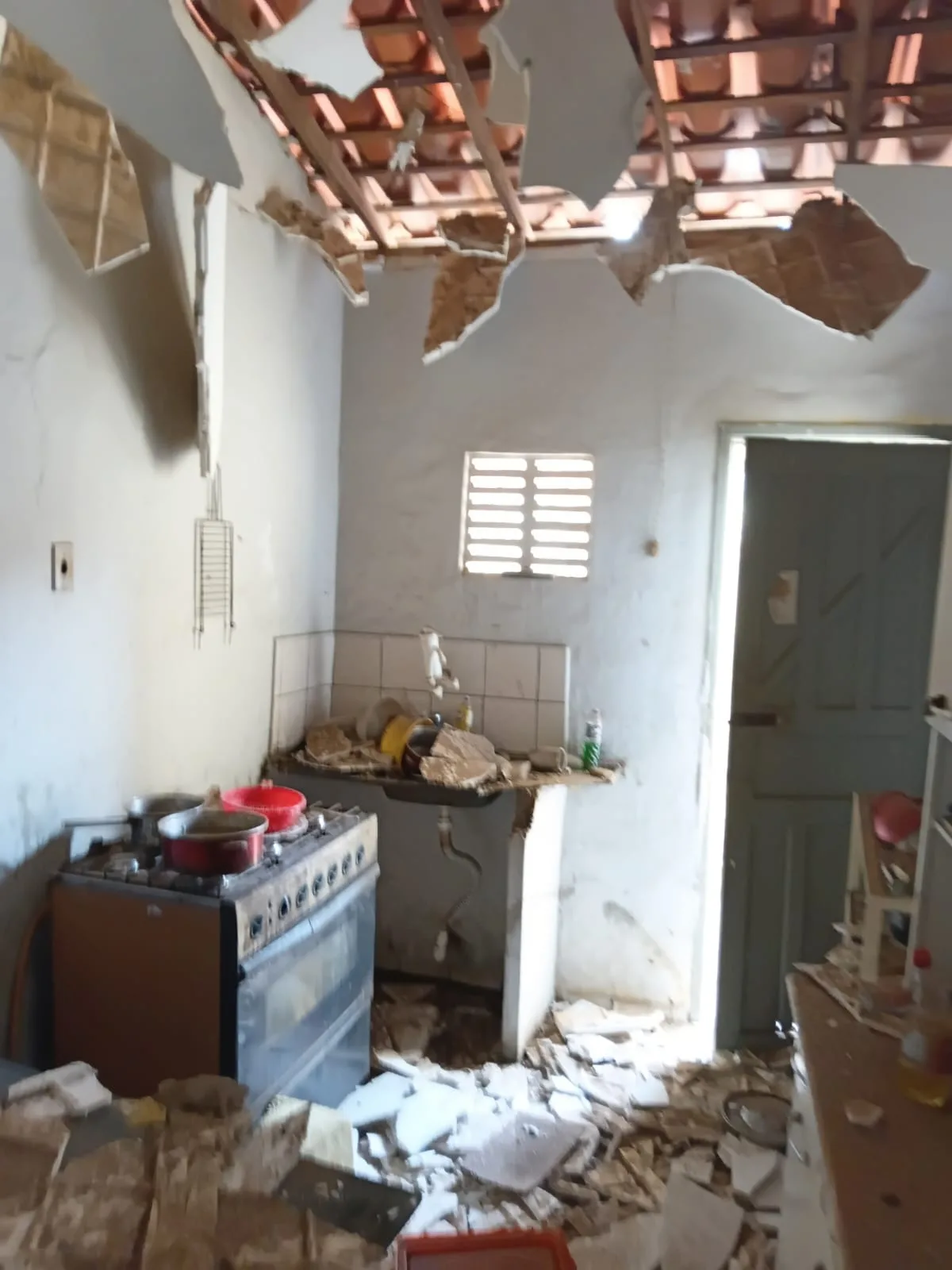 Vazamento de gás provoca explosão e deixa homem ferido em Oeiras