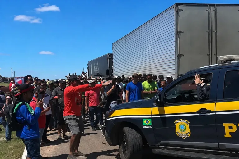 Agricultores bloqueiam BR-407 em protesto contra multas do Ibama em Paulistana