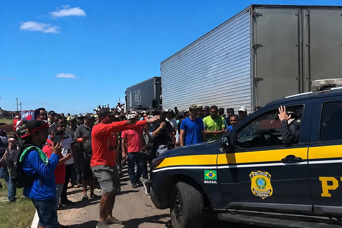 Agricultores bloqueiam BR-407 em protesto contra multas do Ibama em Paulistana