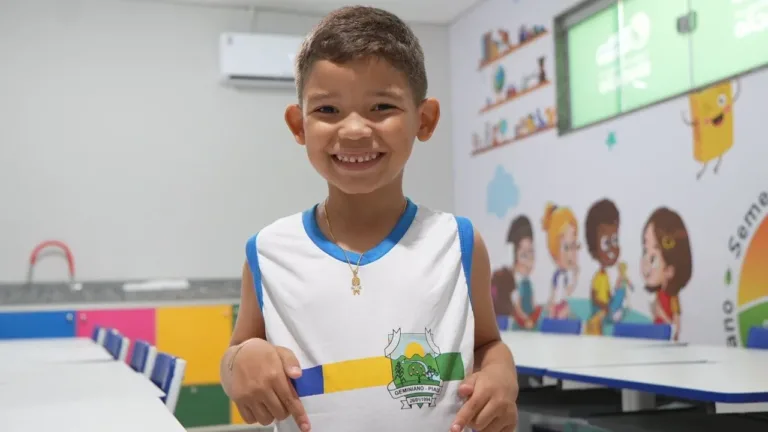 Prefeitura de Geminiano inicia entrega de kits escolares completos e fardamento com tênis para toda a rede municipal