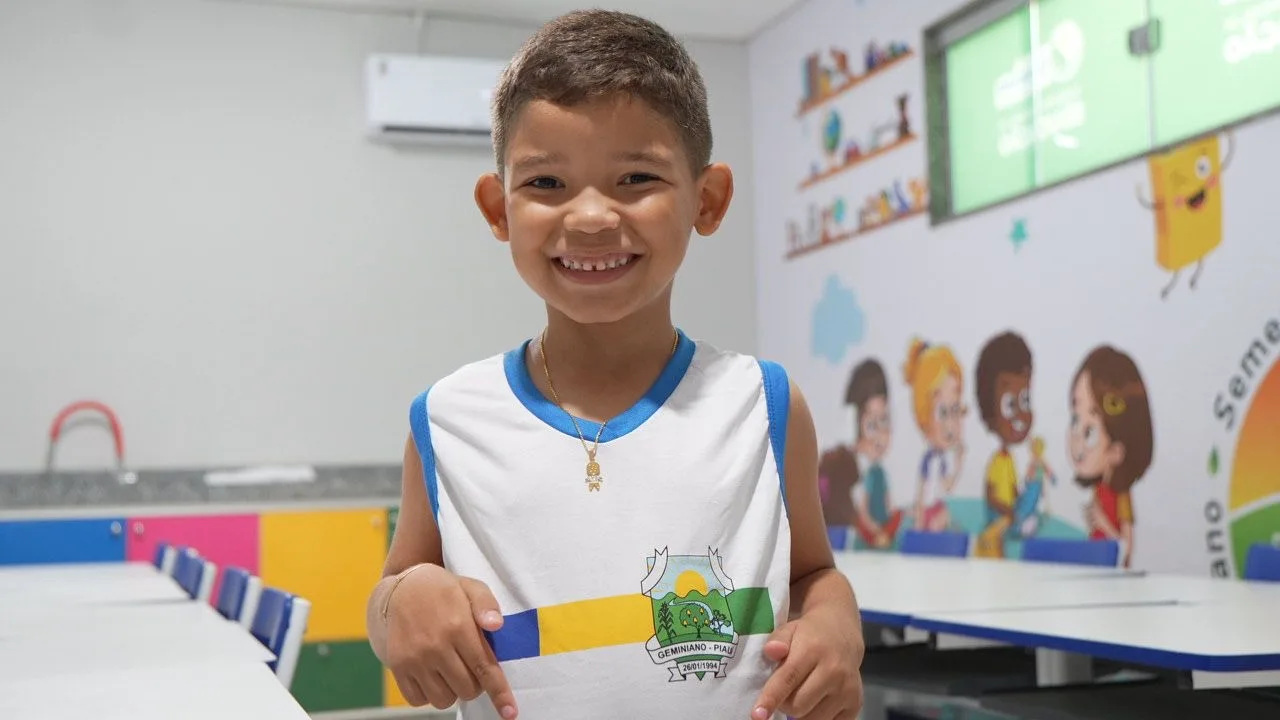 Prefeitura de Geminiano inicia entrega de kits escolares completos e fardamento com tênis para toda a rede municipal