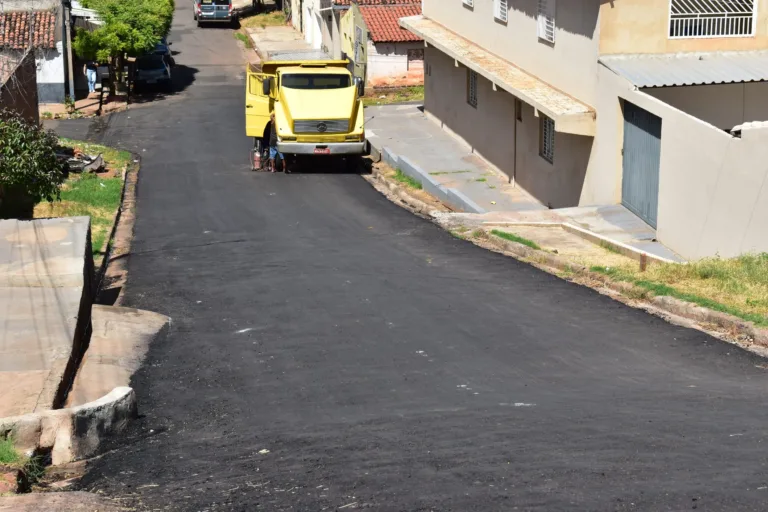 Asfaltamento avança no bairro Morada do Sol e melhora mobilidade em vias da região