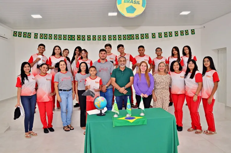 Prefeitura de Santo Antônio de Lisboa realiza entrega de tênis escolares para alunos da Rede Municipal de Educação