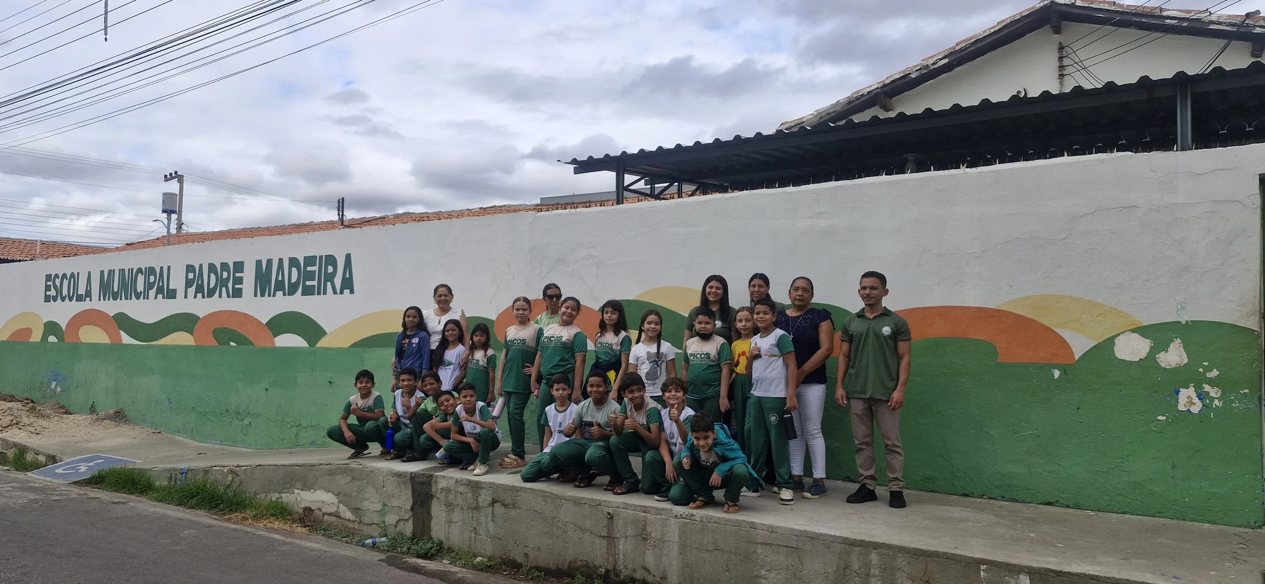 Aula de campo leva estudantes da Escola Padre Madeira a conhecer a história e os desafios do Rio Guaribas