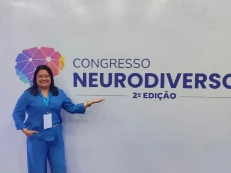 Coordenadora do Colégio Machado de Assis integra debates sobre educação inclusiva em congresso de neurodiversidade