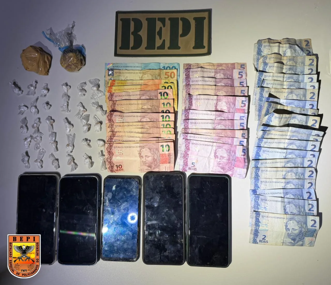 Casal é preso com drogas, dinheiro e celulares durante ação da PM em Picos