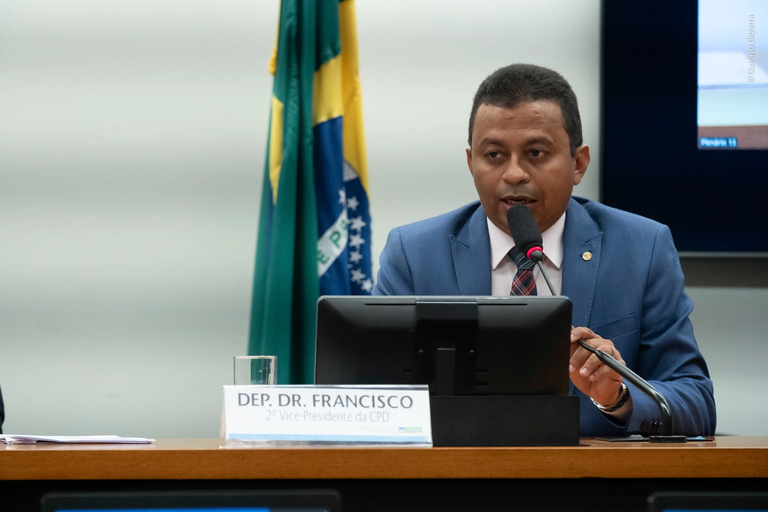 Dr. Francisco quer reduzir jornada de trabalho de mães atípicas no setor privado