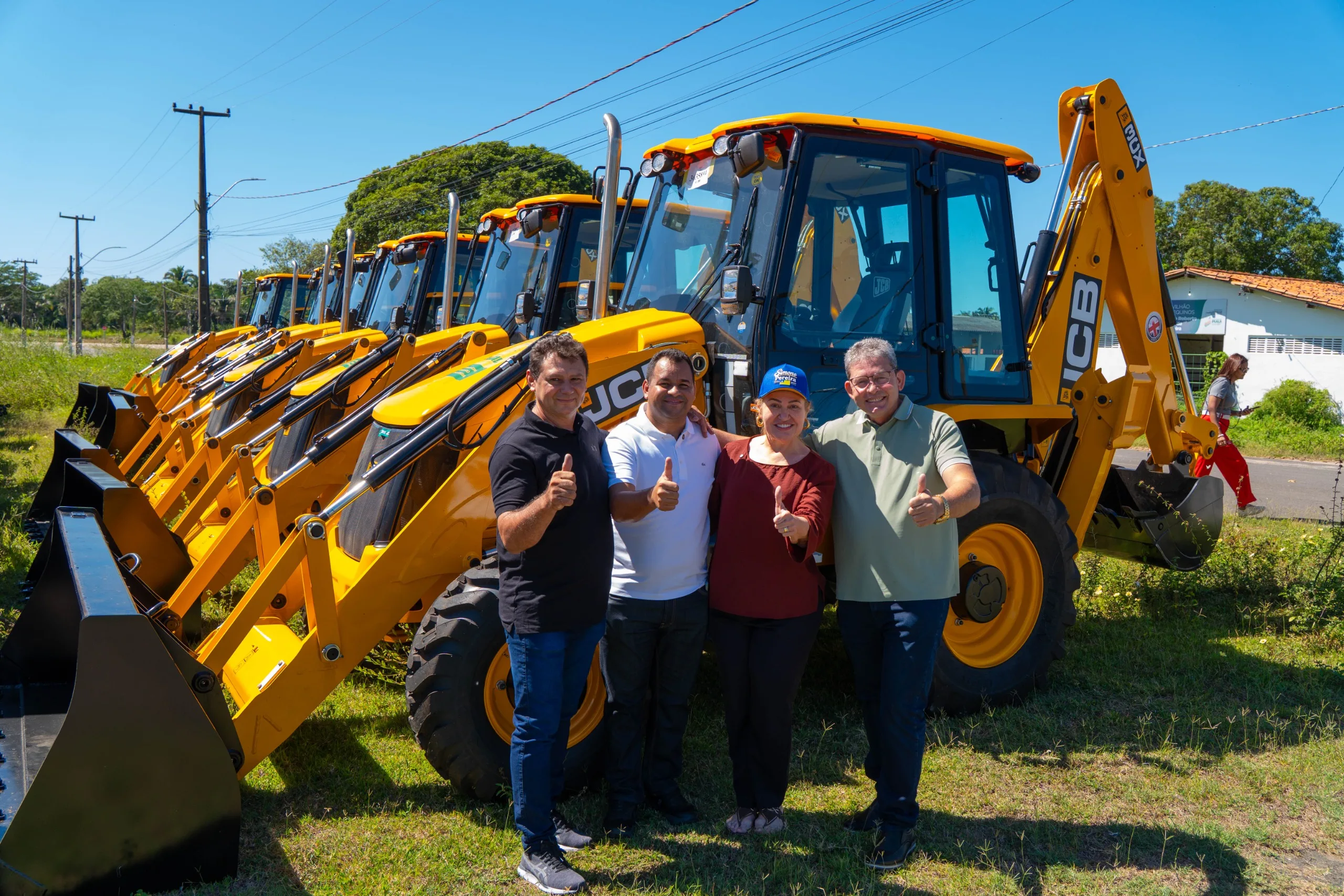 Geminiano recebe retroescavadeira 0 km para fortalecer a agricultura familiar e o desenvolvimento do município