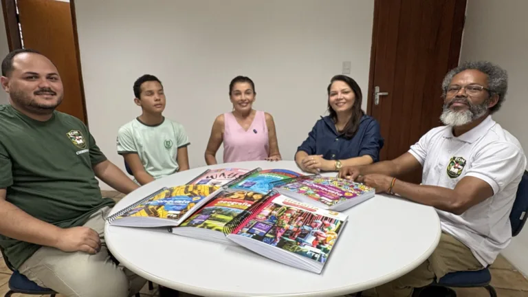 Educação de Picos entrega livros didáticos em braile e fortalece inclusão de estudante com deficiência visual