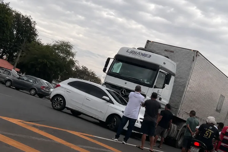 Acidente entre carreta e carro de passeio deixa trânsito lento em cruzamento de Picos; PRF orienta retirada de veículos em colisões sem vítimas