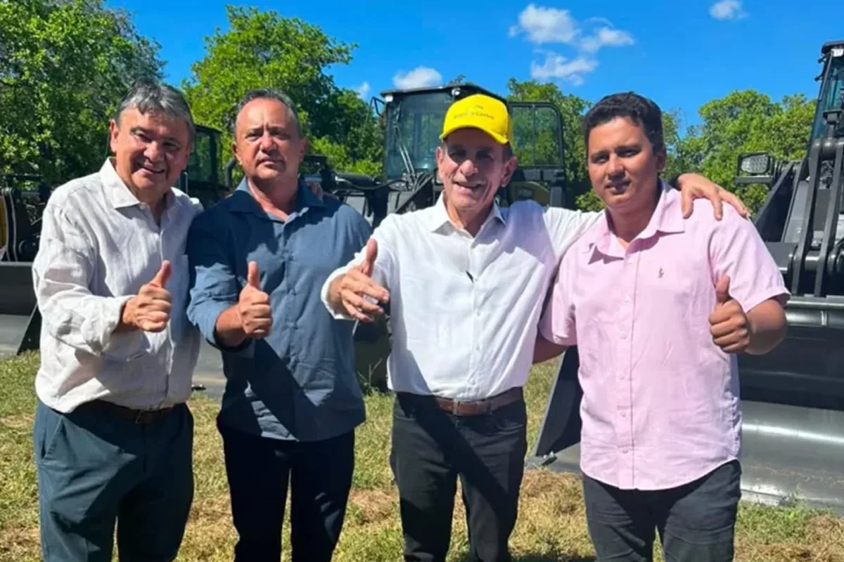 Itainópolis recebe pá carregadeira para reforçar ações na zona rural